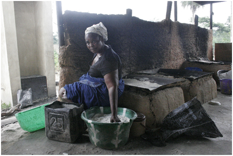 Women frying fufu in a smoke-reduced fryer, Shagari, Ondo State, Nigeria