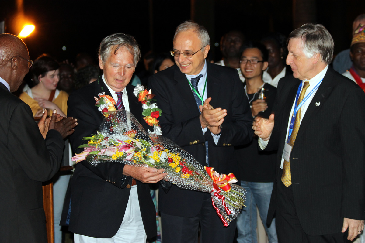 Dr Mike Thresh receives Golden Cassava Award at International Scientific Conference