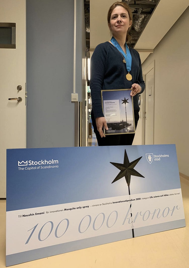 Noushin prize receving award 750