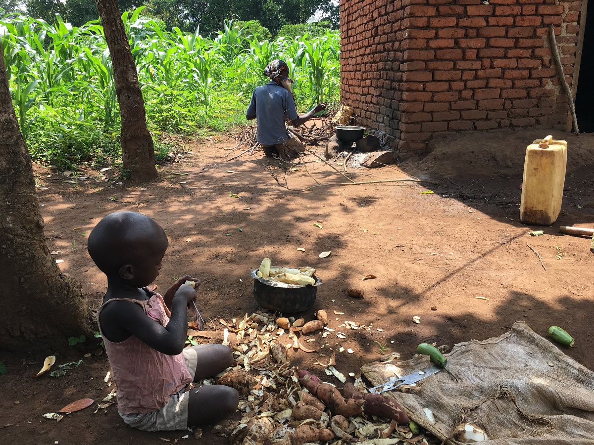 A Ugandan woman and her child prepare a meal together | Photo: Gwen Varley