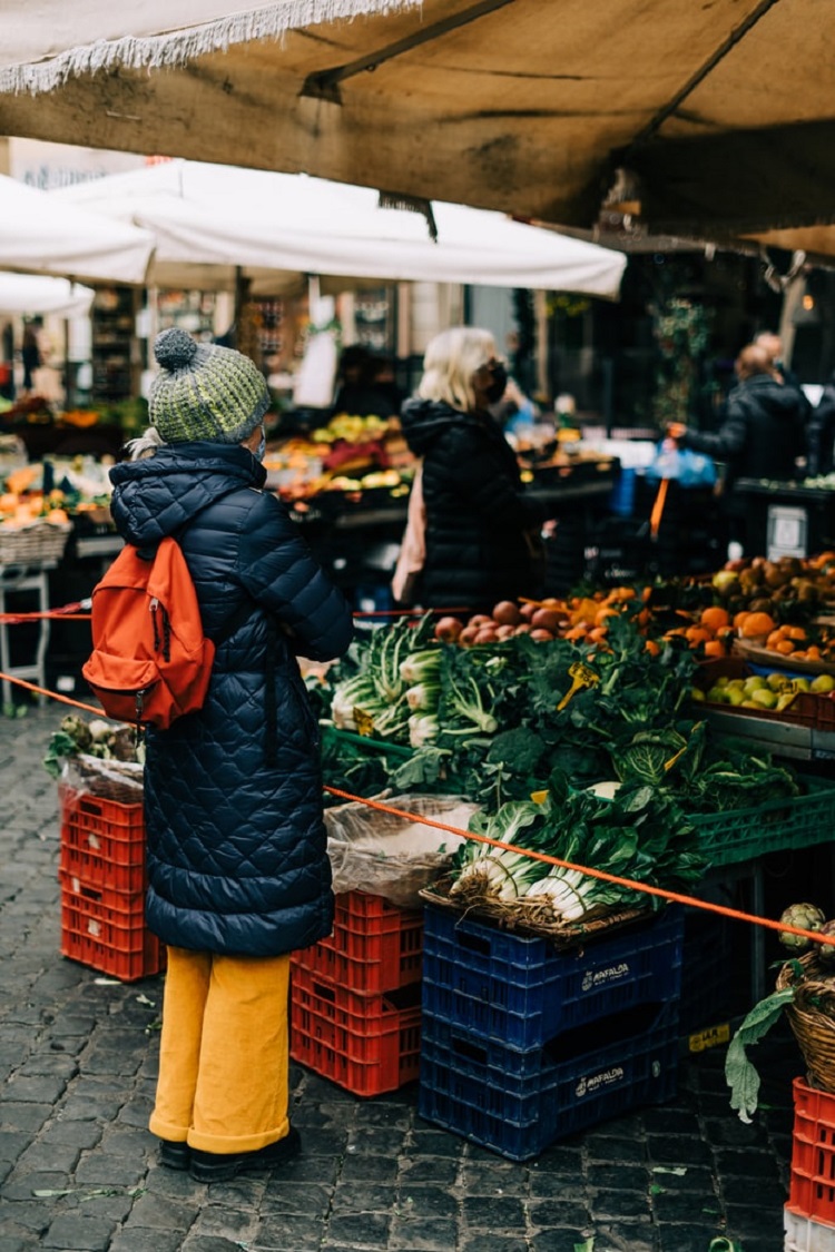 The partnership will include a market space where producers showcase their products | Photo unsplash.com market stall uk 750