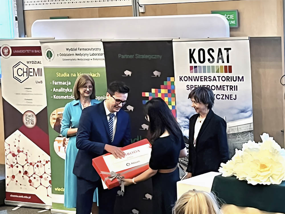 Dr Xi He at the award ceremony for the best doctoral dissertation in the field of separation techniques development in Poland.